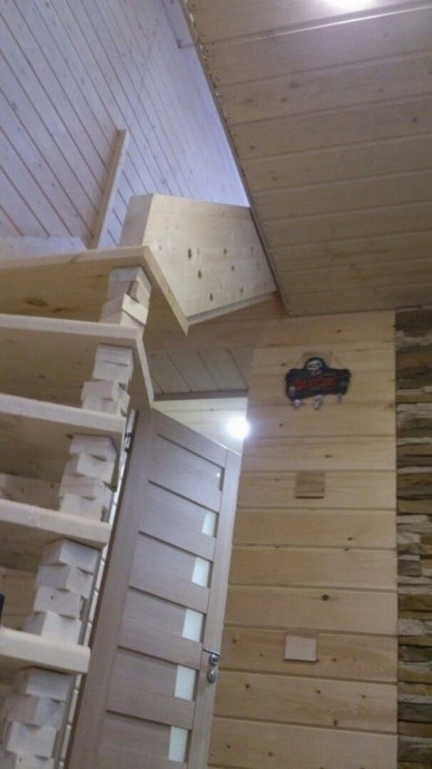 Деревянная лестница на второй этаж