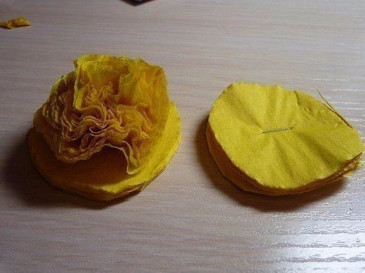 ​Желтые цветы из салфеток