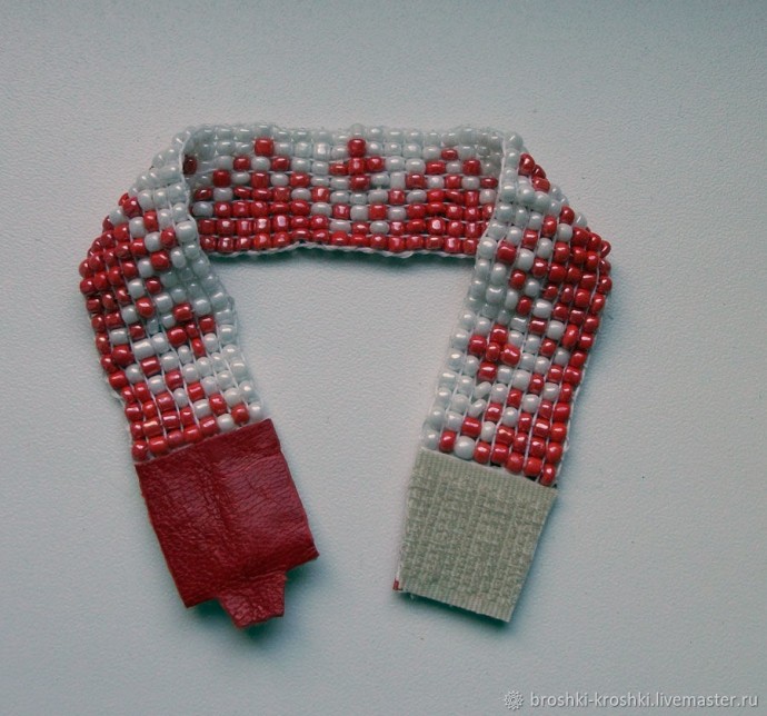 Застёжка из кожи на браслетах из бисера