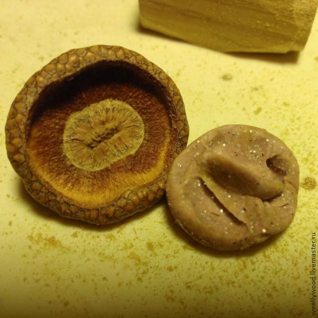 Кулон-домик в форме желудя