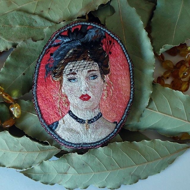 Коллекция вышитых портретных брошей