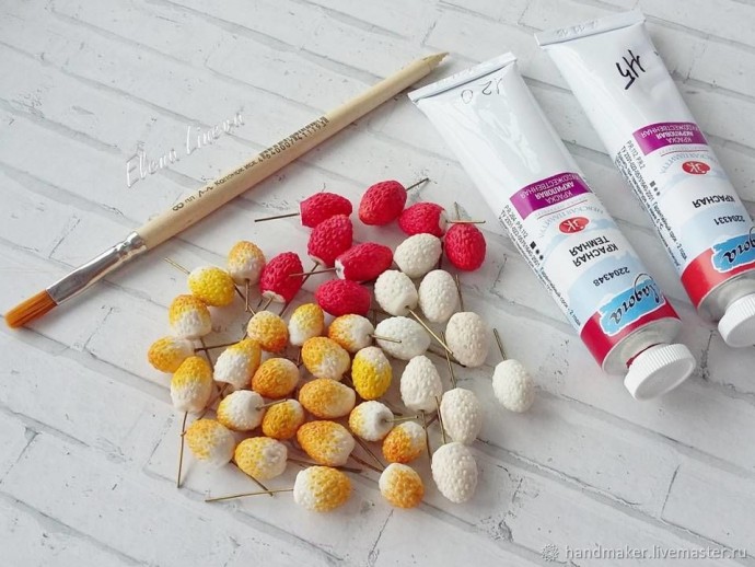 Ягоды земляники и черники