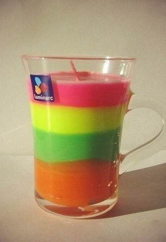 ​Разноцветная полосатая свеча в стакане