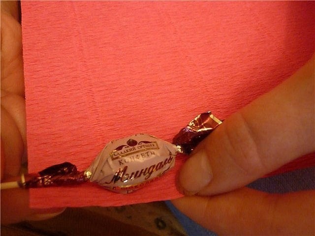 Божья коровка из конфет и гофрированной бумаги