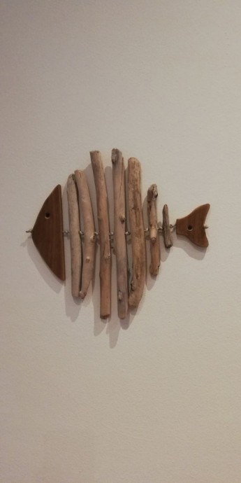 ​Рыбки из разукрашенных деревянных палочек