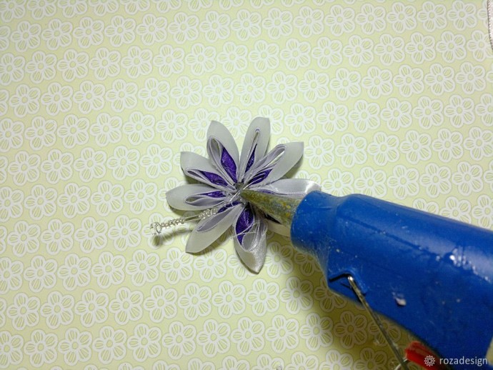 Брошь-цветок канзаши