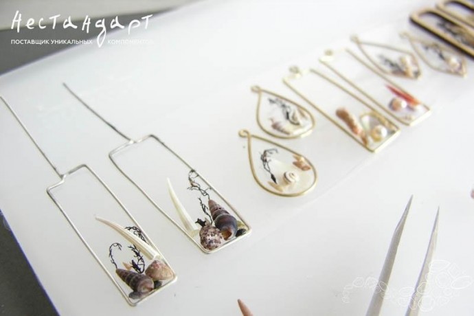 Серьги-подвески из смолы и ракушек