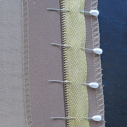 Как аккуратно, красиво и просто вшить "молнию" (не потайную)