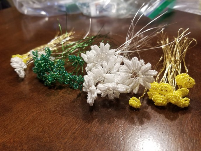 ​Полевые ромашки из бисера