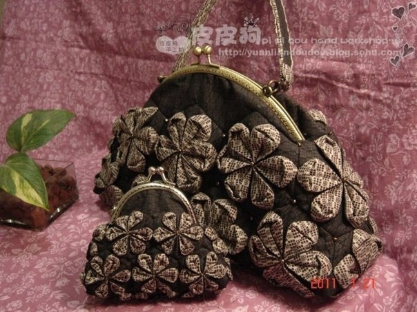 Сумочка, декорированная объемными цветами