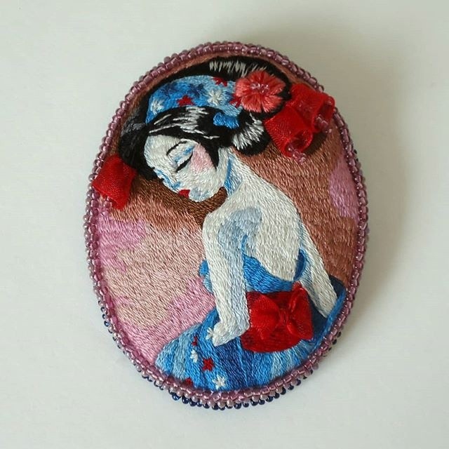 Коллекция вышитых портретных брошей