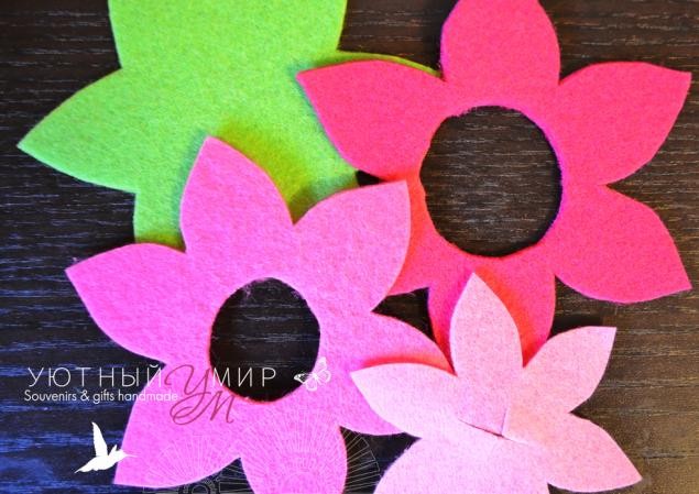 Фетровая брошь "Клематис"