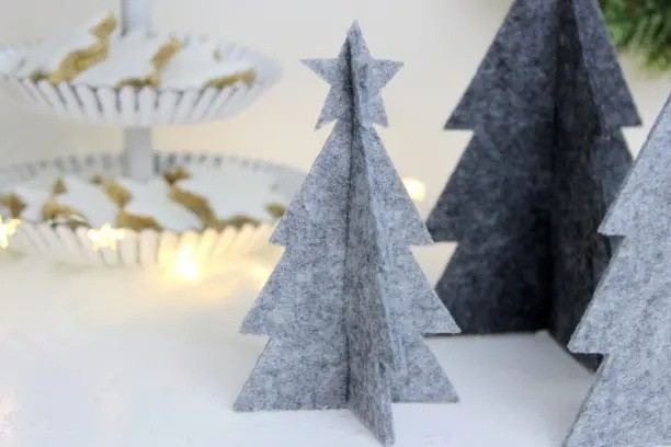 Идея сборной настольной елочки из войлока