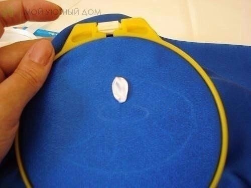 Прекрасная вышивка лентами ромашек