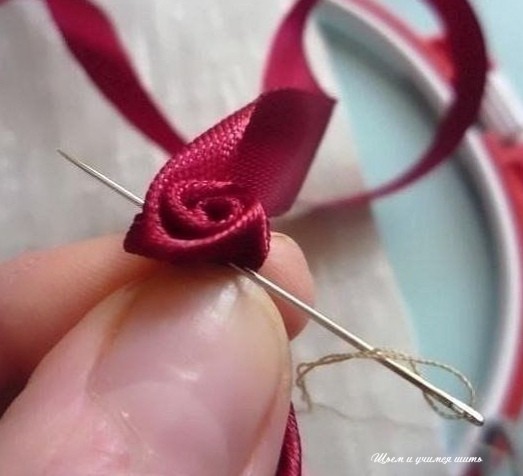 Прекрасная роза атласными лентами: мастер-класс