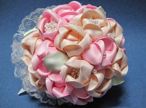 Букет с цветами из атласных лент: мастер-класс