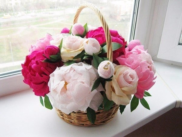 Конфетные пионы из гофрированной бумаги