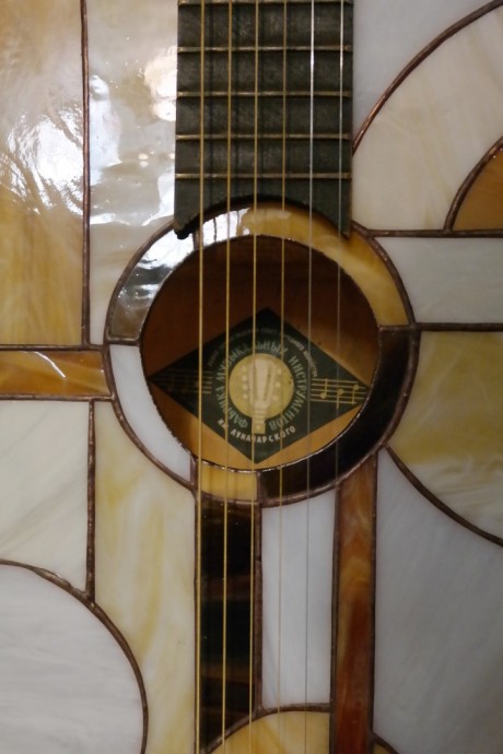 Светильник из старой гитары: оригинальные идеи