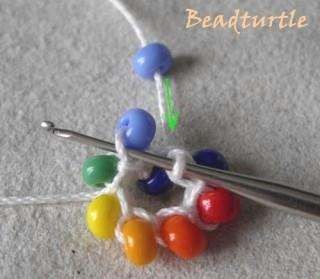 Плетёный крючком жгут из бисера