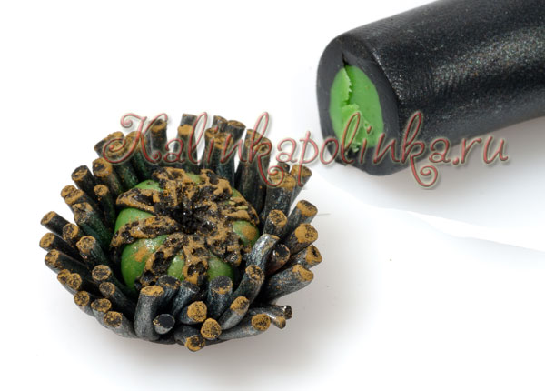 Брошка с маком