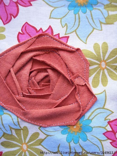 Как настрочить розу из тесьмы или  полосы ткани