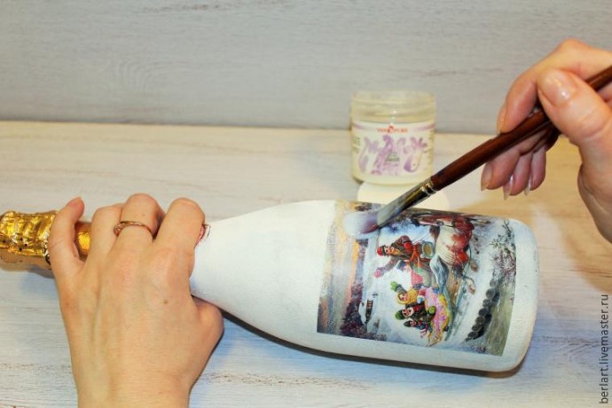 Декорирование бутылки в технике декупаж Декорирование бутылки в технике декупаж