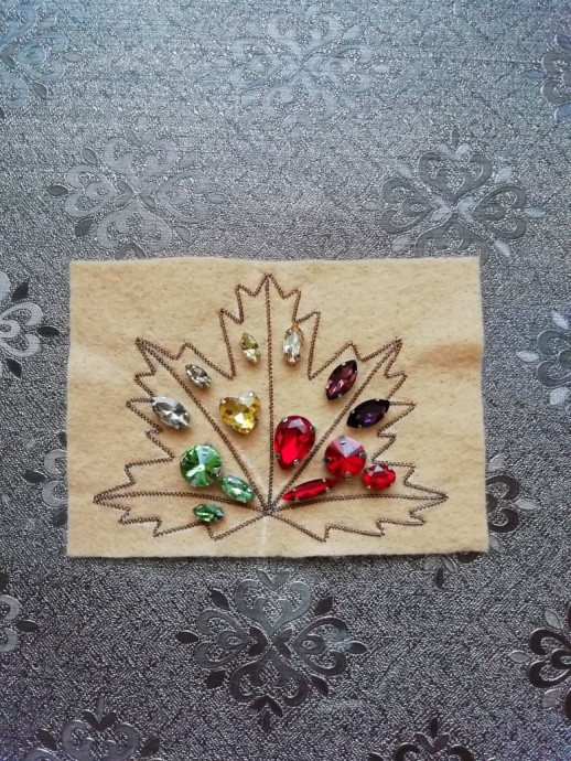 Брошь "Кленовый лист"