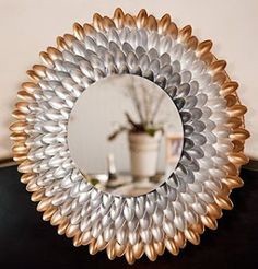 ​Декор зеркал крашенными цветными ложками