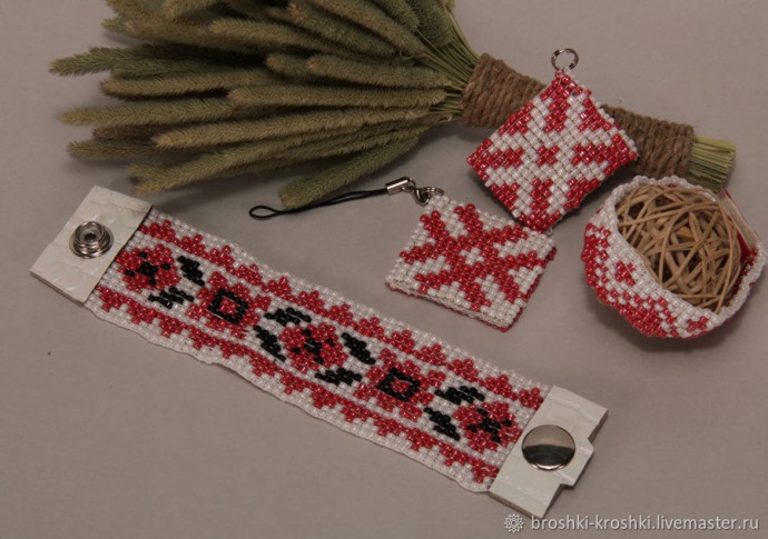 Застёжка из кожи на браслетах из бисера