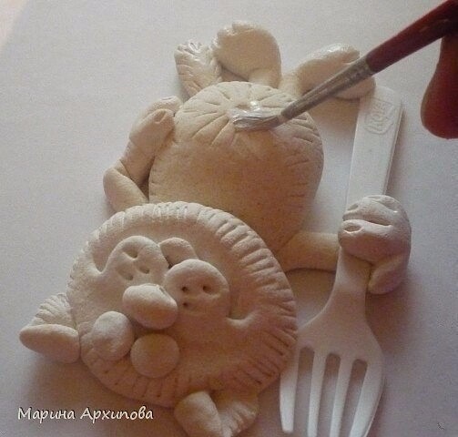 Лепим котика с вилкой из соленого теста: мастер-класс