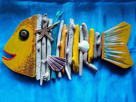 ​Рыбки из разукрашенных деревянных палочек