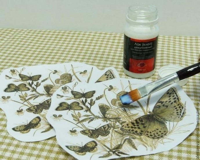 Красивый декупаж металлической лейки