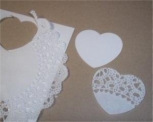 Открытка с платьем из кружевной салфетки