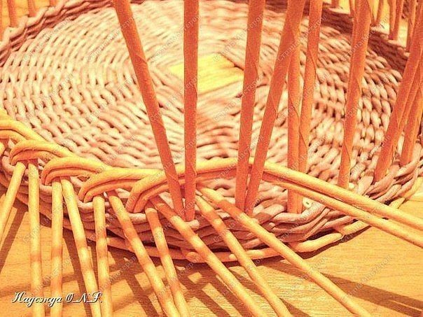 Декоративный поднос из газетных трубочек