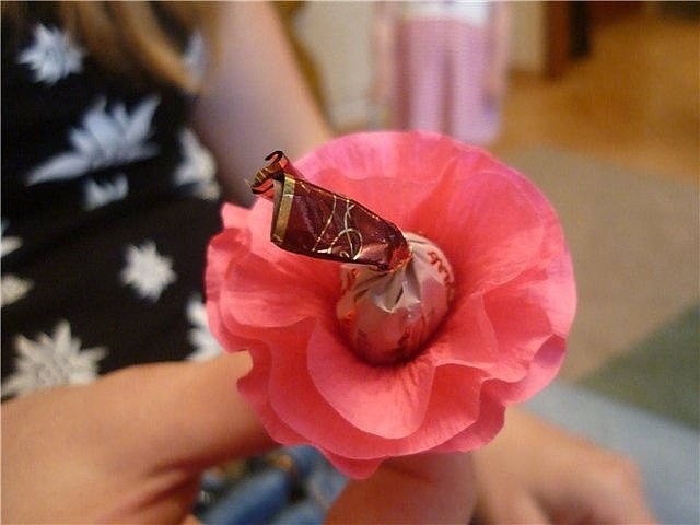 Божья коровка из конфет и гофрированной бумаги