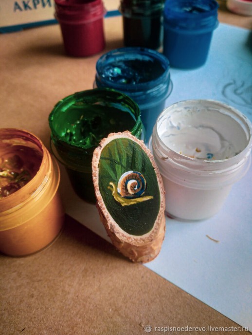 Расписная брошь-улитка