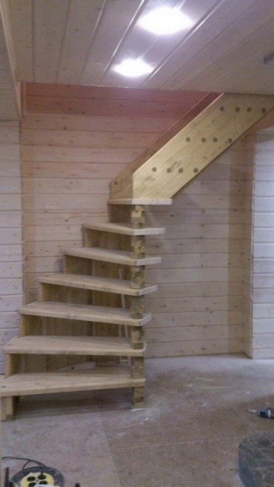 Деревянная лестница на второй этаж