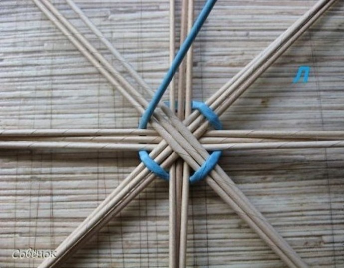 Плетем корзинку из газетных трубочек: мастер-класс