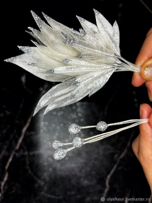 Белый цветок в раме