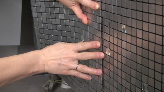 Зеркальная плитка под ванной