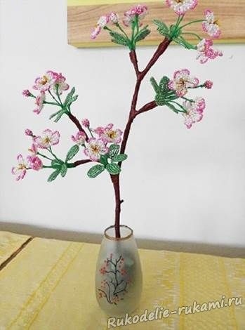 Весенний цвет: красота из бисера