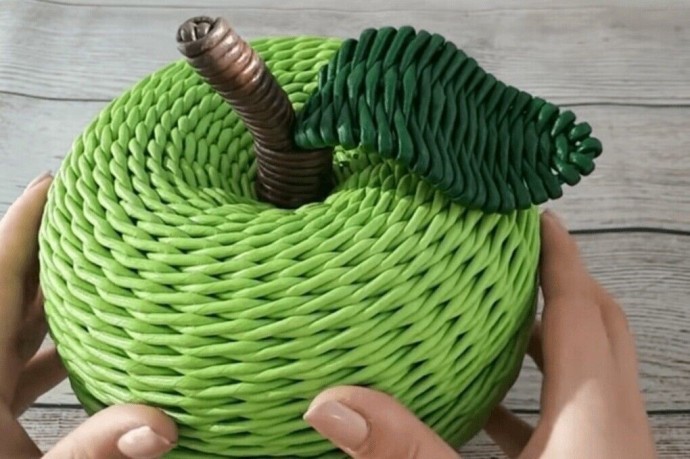 Яблоко-корзинка из газетных трубочек своими руками