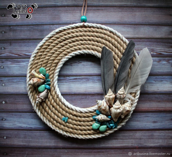 Венок из ракушек камней и перьев