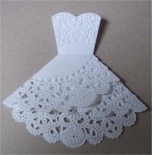 Открытка с платьем из кружевной салфетки