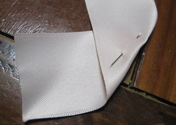 Букет с цветами из атласных лент: мастер-класс