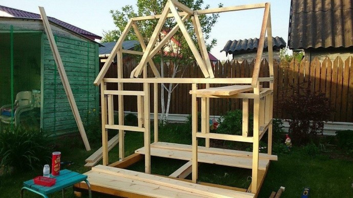 ​Домик для ребенка во дворе