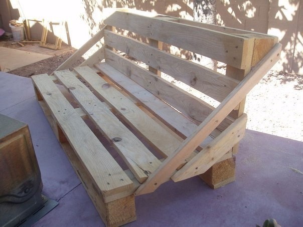 ​Идея для дачи или дома: скамейка из палетт