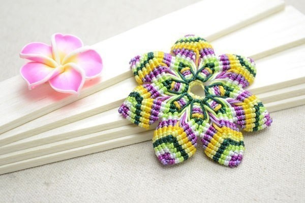 Цветок в технике макраме