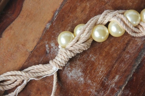 Ожерелье из веревки и бусин