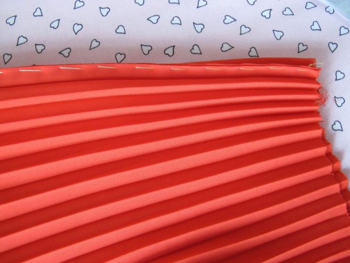 Шов на гофрированной юбке